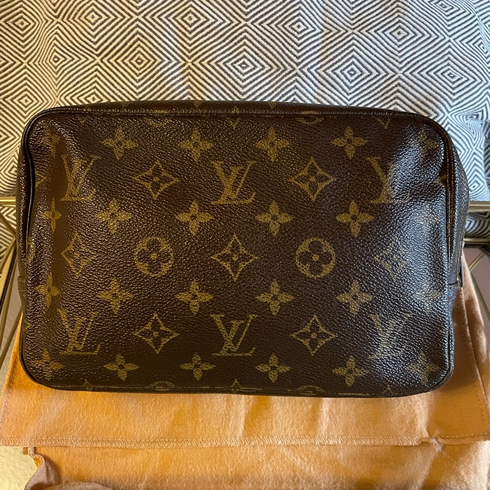 Louis Vuitton Trousse 23 Unisex Classic Monogram Canvas Cosmetic Bag | Vintage - Picture 6 of 17